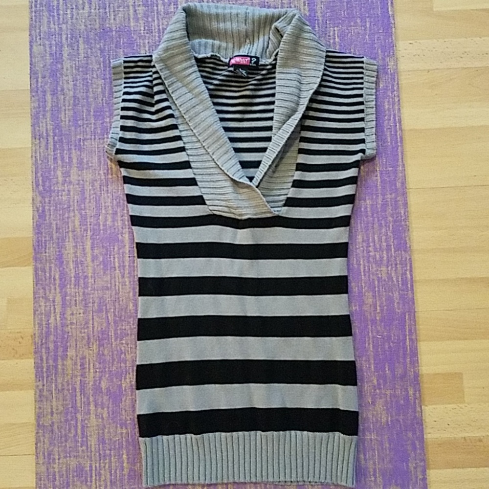 Short sleeved sweater
